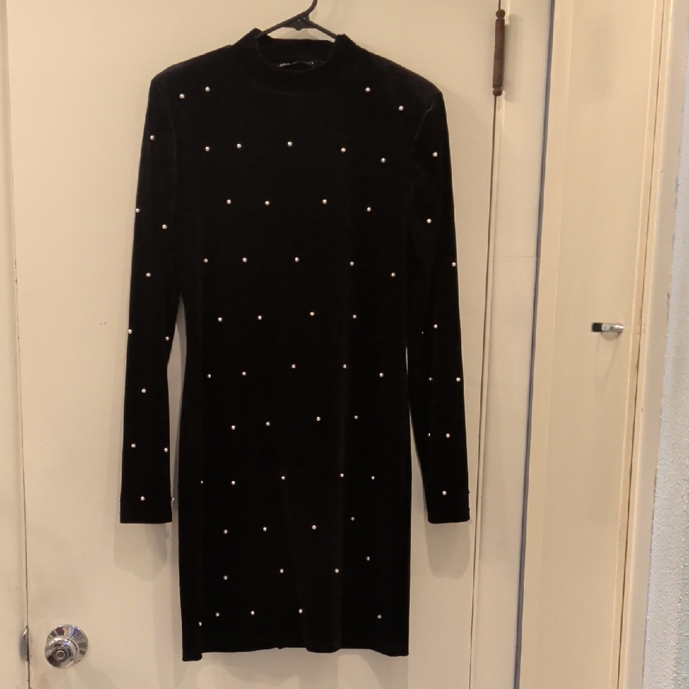 Black Velvet Bodycon Turtleneck With Pearls